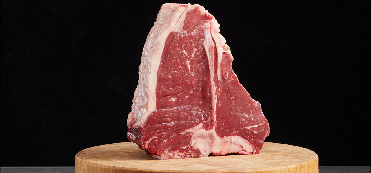 T-bone-steak-rauw-op-plank-2023-LR